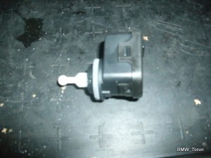 SILNICZEK REGULACJI LAMPY PRZÓD VW PASSAT B5 FL