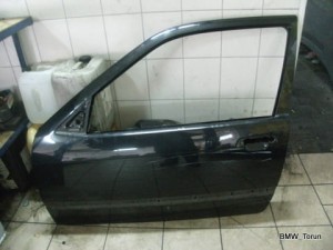 DRZWI PRZÓD LEWE GOŁE COMPACT E36 COSMOSSCHWARZ