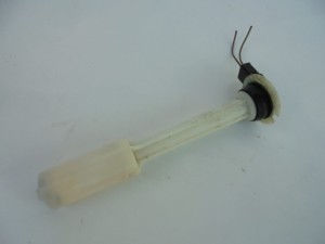 CZUJNIK POZIOMU PŁYNU SPRYSKIWACZY SPRYSKIWACZA + KOSTKA W202 W124 R129 F-VAT