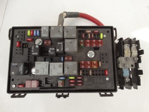 MODUŁ SKRZYNKA BEZPIECZNIKÓW OPEL ASTRA J 13318782 F-VAT