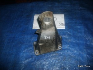 ŁAPA WSPORNIK SILNIKA PRAWA 2.5D 3.0D E60 E61