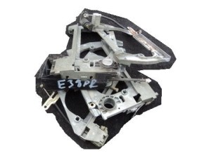 RAMKA MOCOWANIE KLAMKI + LINKA PRZÓD PRAWA BMW E38