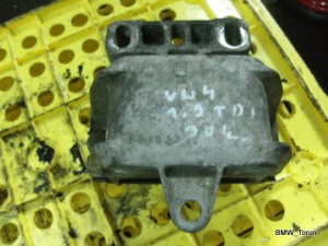 ŁAPA PODUSZKA SILNIKA 1.9TDI 90KM LEON GOLF IV
