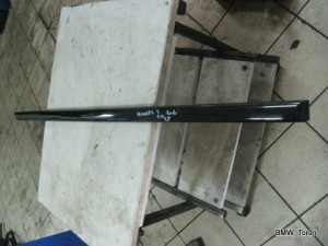 LISTWA BOCZNA DRZWI PRZÓD P E39 LIFT SCHWARZ II