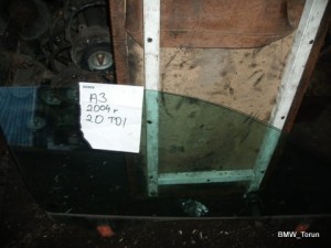 SZYBA BOCZNA DRZWI PRAWA 3D 03-11 AUDI A3