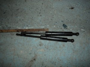 SIŁOWNIK AMORTYZATOR SZYBY TYŁ KLAPY BMW E39 kombi