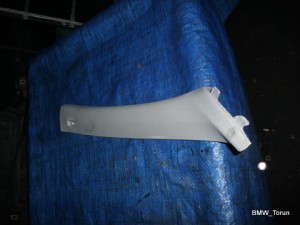 OSŁONA MASKOWNICA SŁUPKA PRZÓD PRAWA BMW E90 E91