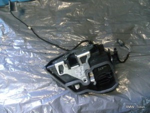 ZAMEK DRZWI PRZÓD PRAWY BMW 1 E87