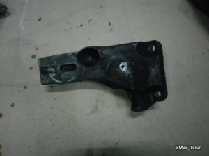 ŁAPA WSPORNIK SILNIKA 2.5 3.0 V6 OMEGA VECTRA B