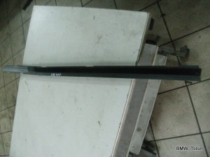 LISTWA ZGARNIAJĄCA TYŁ PRAWA WEW GOLF IV 97-04