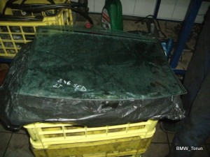 SZYBA BOCZNA DRZWI TYŁ LEWA BMW E46