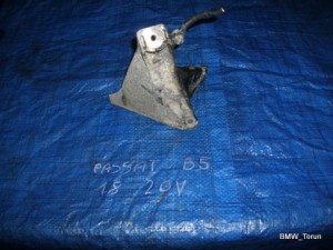 ŁAPA WSPORNIK SILNIKA 1.6 1.8 PASSAT B5 AUDI A4