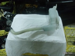 ZBIORNICZEK SPRYSKIWACZY TYŁ COMPACT BMW E46