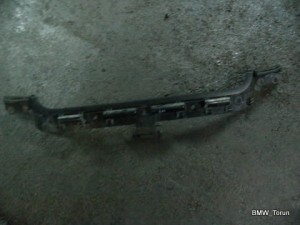 ŚLIZG MOCOWANIE ZDERZAKA TYŁ BMW E87