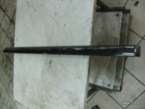 LISTWA BOCZNA DRZWI TYŁ LEWA E39 LIFT SCHWARZ II