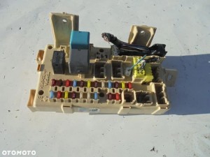 PUSZKA SKRZYNKA BEZPIECZNIKÓW AVENSIS II T2