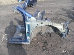 ĆWIARTKA PRZÓD PRAWA AVENSIS II T25