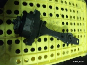 ŁAPA PODUSZKA WSPORNIK SILNIKA 2.0 V8 GOLF IV