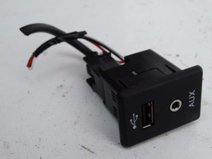 GNIAZDO AUX USB NISSAN QASHQAI J11 F-VAT