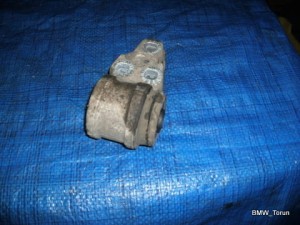 ŁAPA PODUSZKA TULEJA 1.6 1.8 PASSAT B5