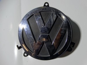 KLAMKA UCHWYT PRZYCISK EMBLEMAT KLAPY BAGAŻNIKA VW GOLF V 3C5827469D F-VAT