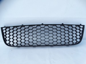 KRATKA ZDERZAKA ŚRODKOWA VW GOLF V F-VAT
