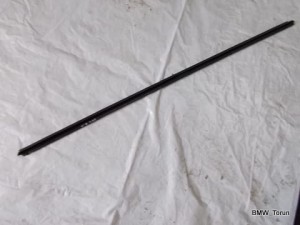 LISTWA ZGARNIAJĄCA SZYBY PRAWA E92 E93 F-VAT