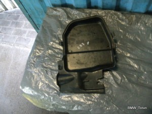 PODSZYBIE OSŁONA MOCOWANIE PRAWE BMW E87 E90