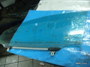 SZYBA DRZWI BOCZNA PRZÓD LEWA AVENSIS II T25