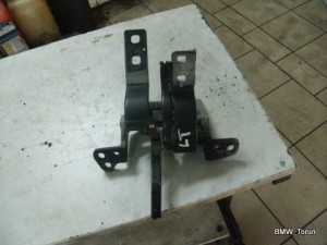 ZAWIAS KLAPY TYŁ LEWY BMW E61