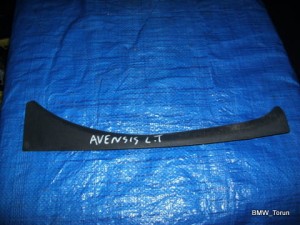 OSŁONA PROGU TYŁ LEWA AVENSIS I 97-02