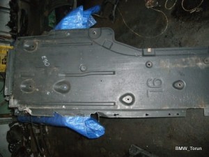 OSŁONA MASKOWNICA PODWOZIA LEWA BMW E90 E91