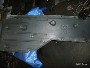 OSŁONA MASKOWNICA PODWOZIA PRAWA BMW E90 E91