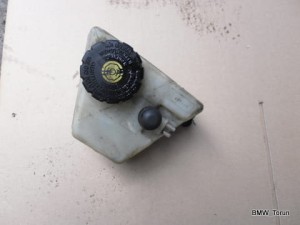 ZBIORNICZEK PŁYNU HAMULCOWEGO MERCEDES 124