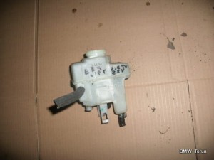 ZBIORNIK ZBIORNICZEK PŁYNU HAMULCOWEGO E39 F-VAT